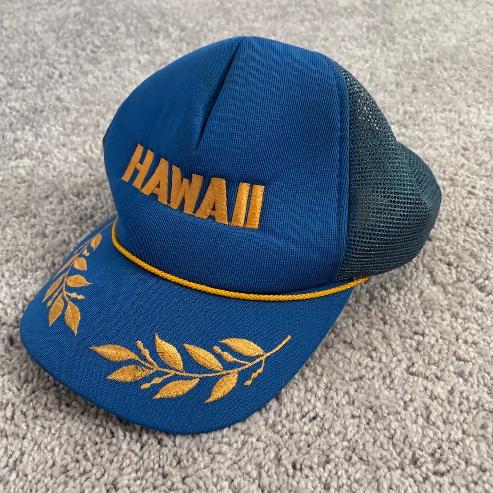 Vintage Hawaii blue/gold foam rope trucker hat
Adjustable strap, good condition!
